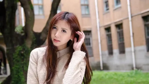 长沙地铁内一女生衣服自燃