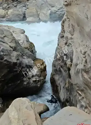 云南虎跳峡男游客堕江惨剧